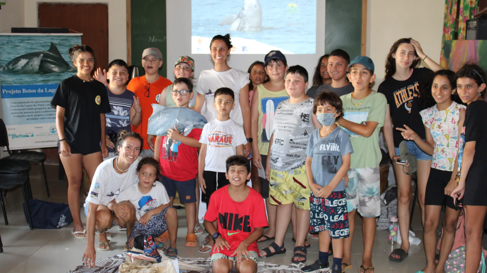 Crianças participando de apresentação sobre o Gephyreus