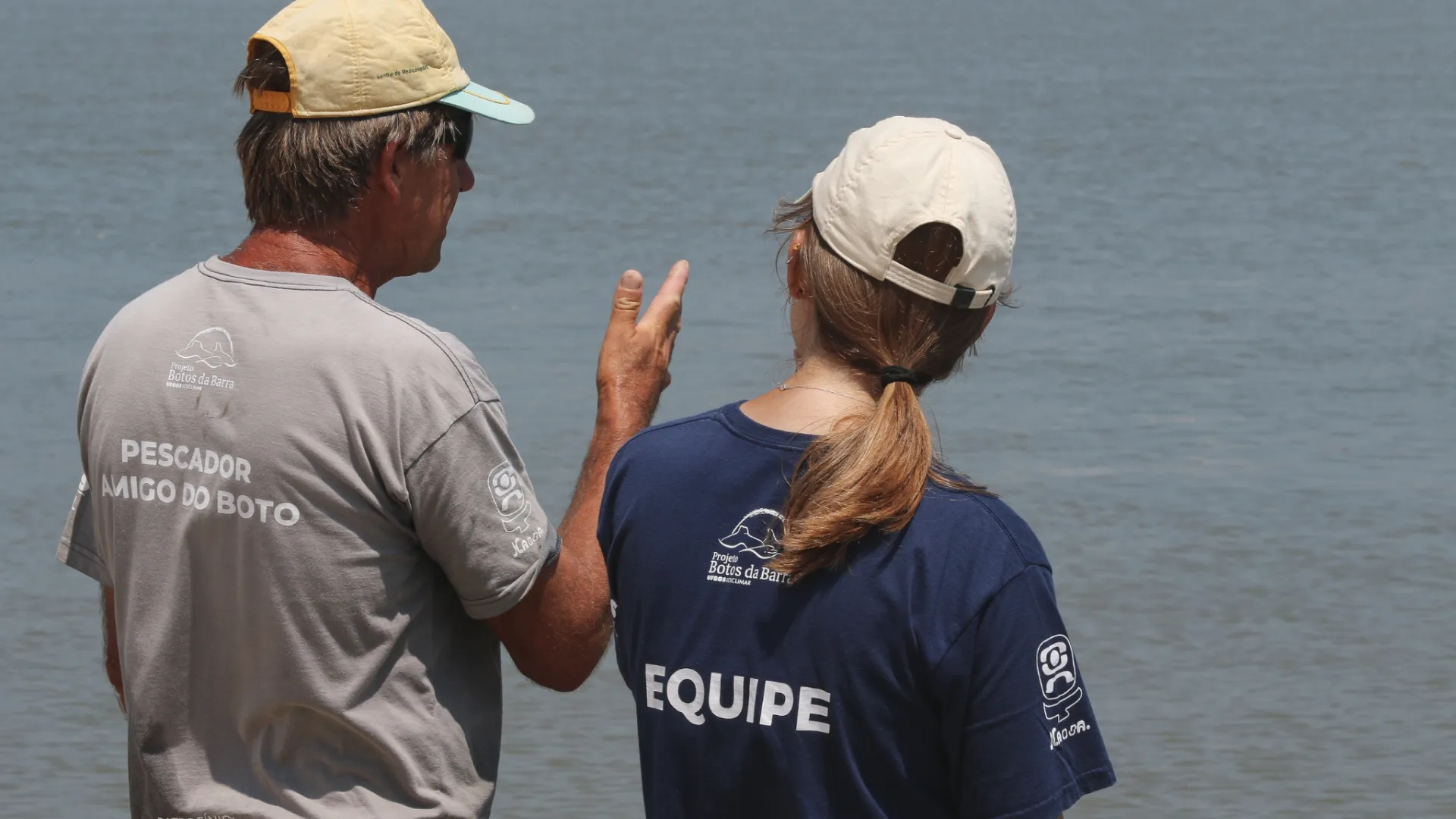 Pesquisadores do Projeto Gephyreus conversando e olhando para o mar