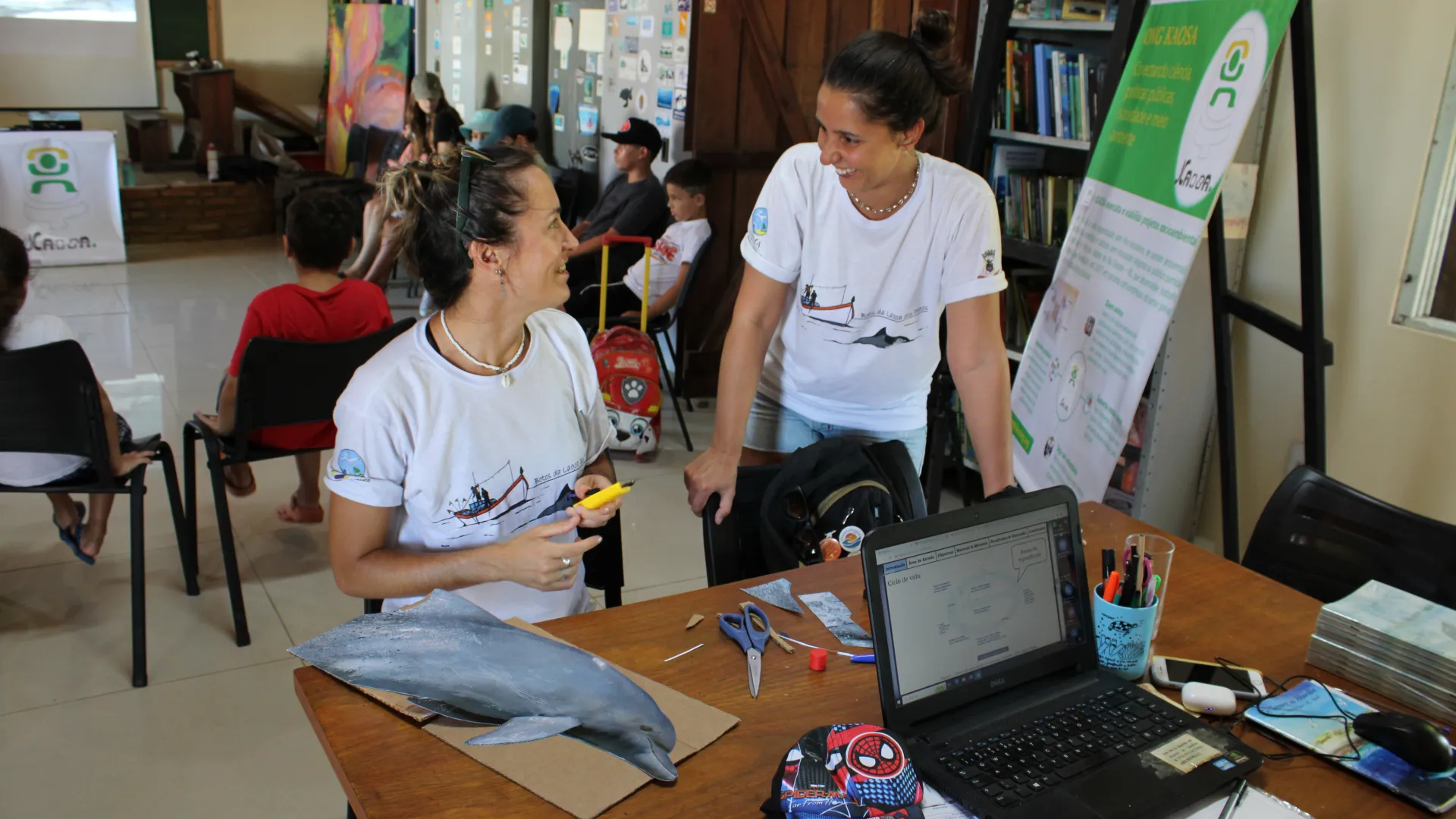 Crianças participando de apresentação sobre o Gephyreus