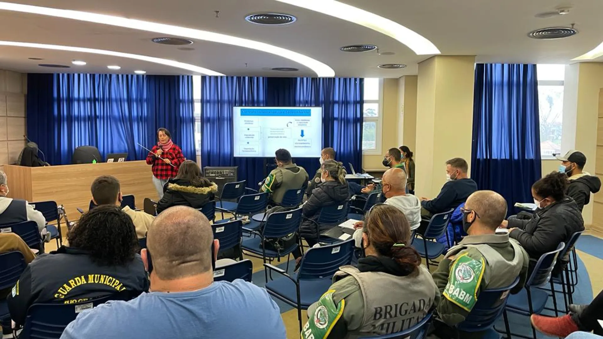 Fotografia de uma palestra sobre mapeamento de impactos das enchentes